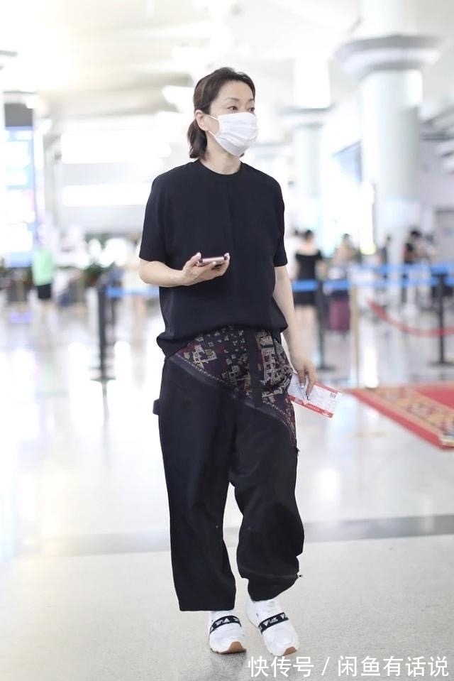 裤装|毛阿敏穿出奶奶辈的“潮流感”,把丝巾拼在裤子上,比年轻人时髦
