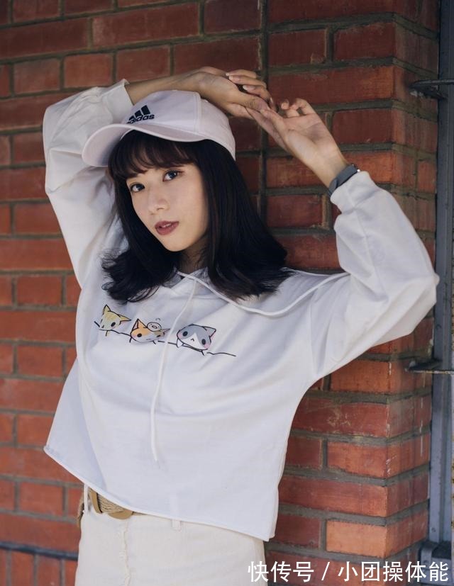 身穿白色 小姐姐身穿白色的帽衫卫衣，搭配牛仔半身裙，俏皮又时尚！