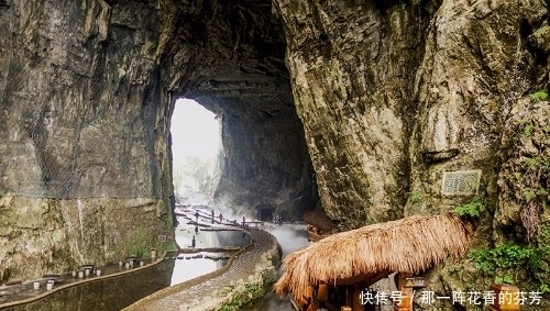 这个山洞千百年来就是览胜佳境、千年来吸引着无数游人和墨客