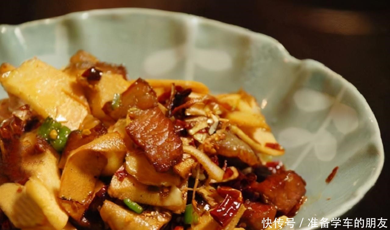 炒腊肉|腊肉一下锅炒就发硬因为你只会傻放油!多加1步,肉嫩鲜香味美