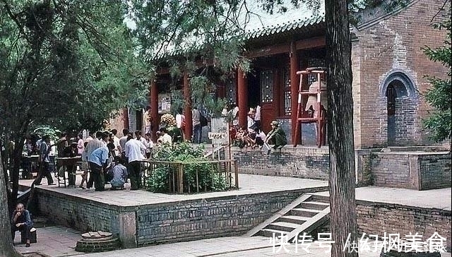 嵩山|80年代罕见的少林寺老照片，商业气息渐浓，图4是专心烧香的和尚