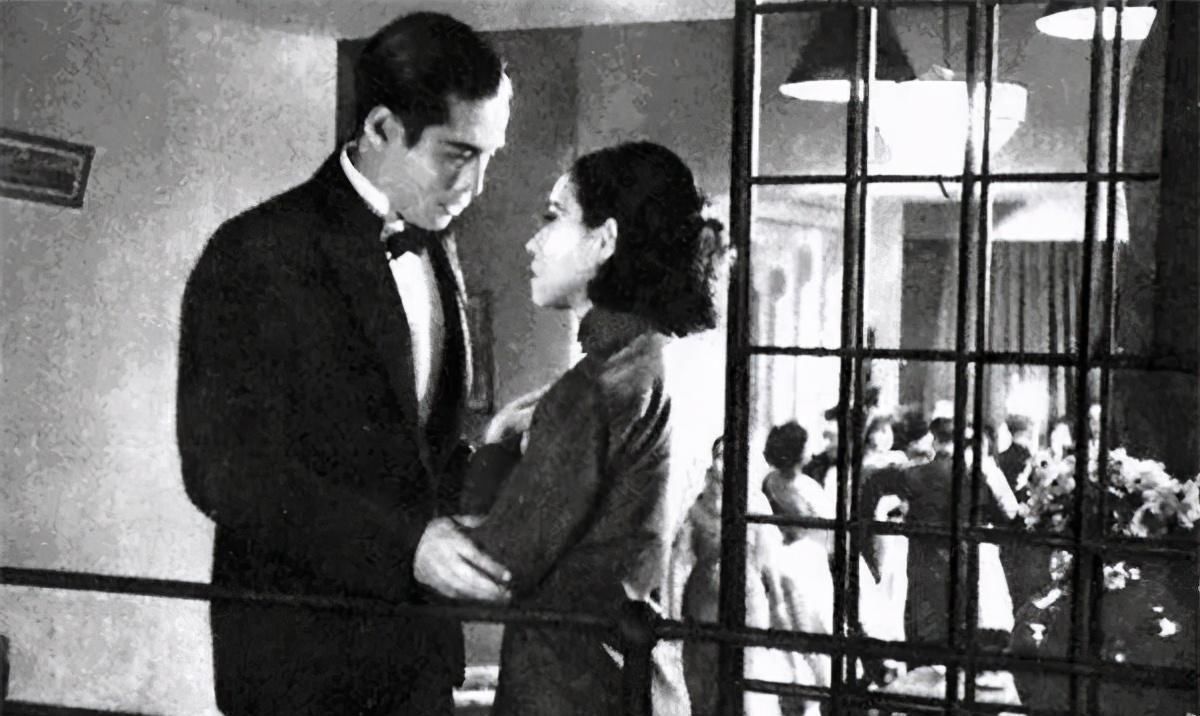 他逼死阮玲玉，玩弄三位著名女影星，晚年被老婆抛弃惨死街头