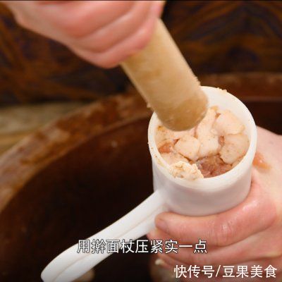  年货腊肠做法来了，日晒5天烟熏半个月，最后焖饭吃太香了