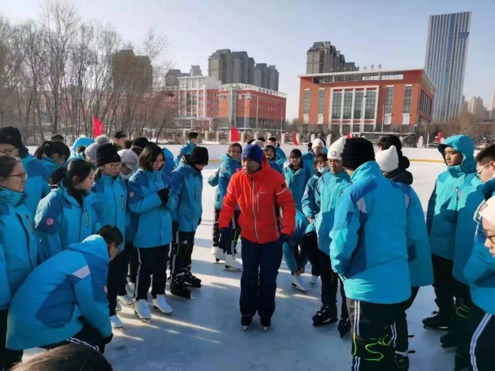 哈三中|哈市这所省重点高中“冰上”体育课开课，学生“花样”滑冰，现场热闹非凡！