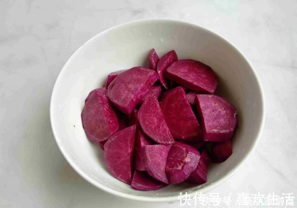 低热量|此物富含花青素,低热量高饱腹,蒸熟卷一卷,冰凉软糯又拉丝