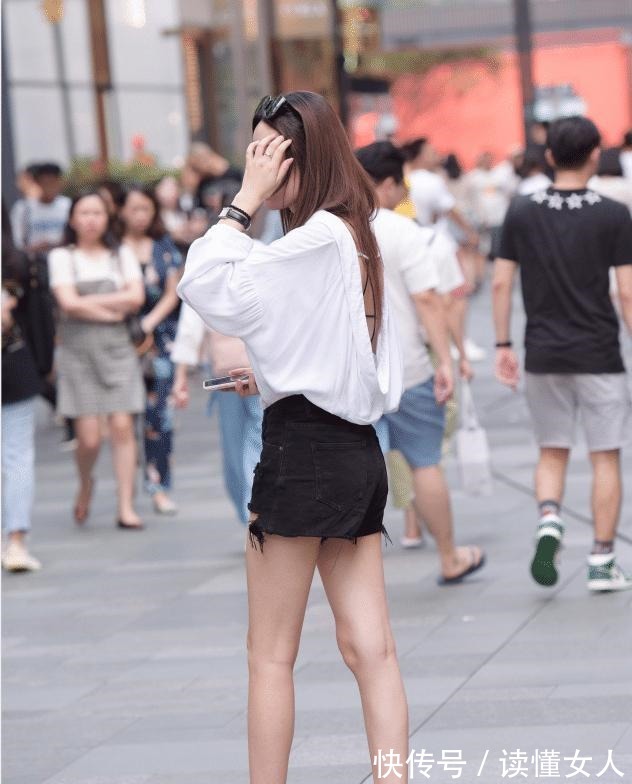 美女 美女的白色露背衫搭配黑色短裤,很吸引人的目光!