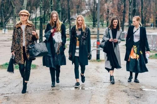 今年冬天，黑色大衣又火了！