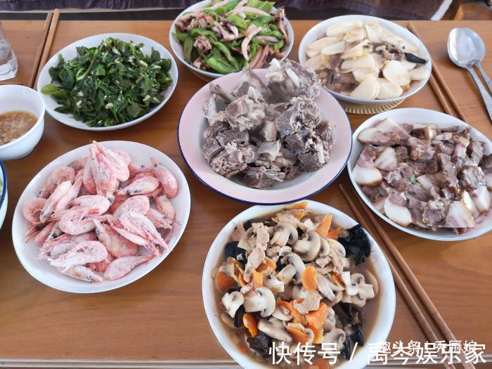 小叔子第一次带女友回家过年,嫂子做一桌好菜来招待,看看丰盛吗