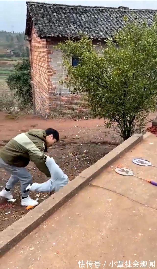 羽毛球拍|孩子把父亲推下台阶，网友：这儿子不能留，有反骨