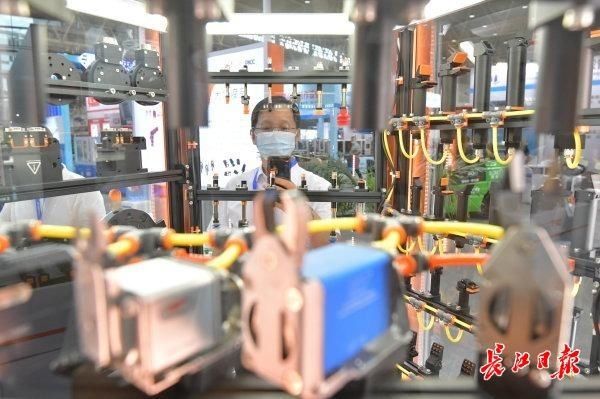 机博会|装上“大脑”的机床具备自主决策能力，国产智能机器人亮相机博会
