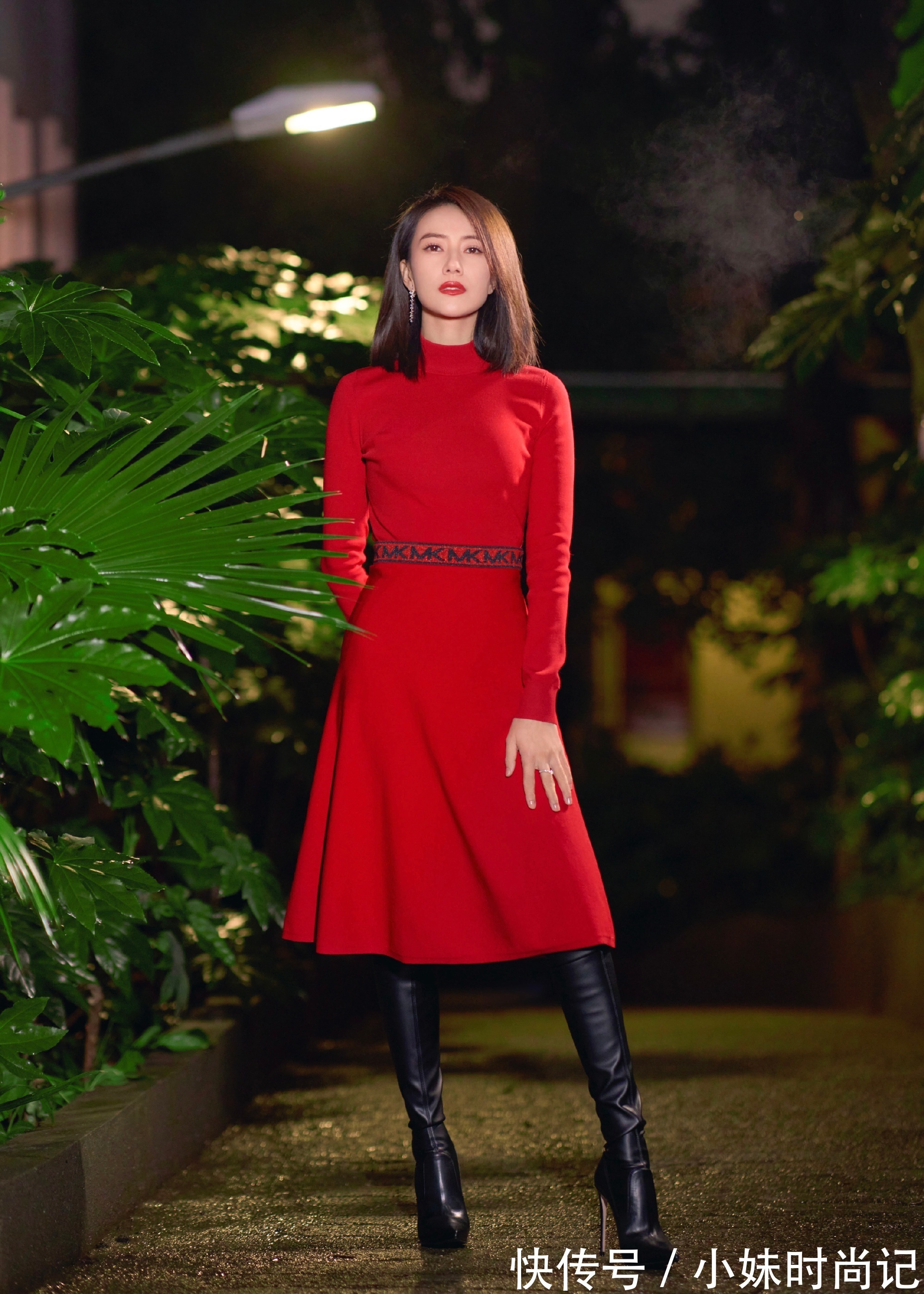 针织连衣裙 这条红色高领针织连衣裙甜美喜庆又大气,而且很优雅。