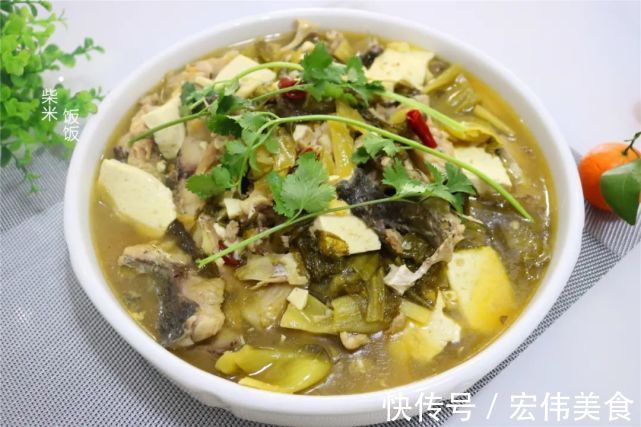 泡椒|我家吃鱼,最喜欢这懒人做法,三种食材一锅炖,出锅连汤也不剩