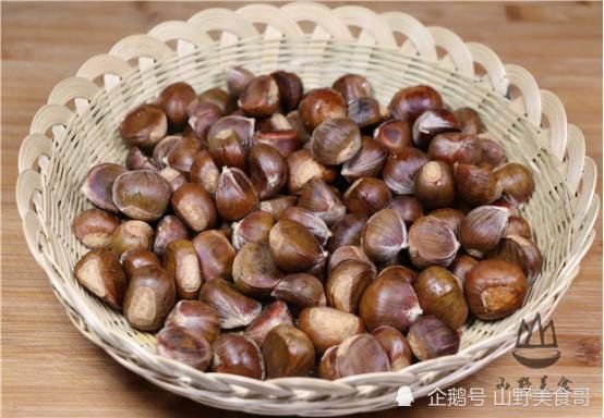 塑料盖|板栗只用刀切就错了,多加1个瓶盖,一秒一个,方法太实用了