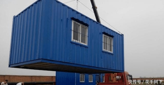 装配式建筑|谁还用水泥钢筋盖房，费钱！只要有块地，不用请工人就可以建别墅！