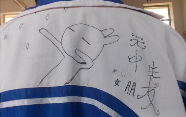 学生时代#学生“手绘校服”火了,理科生简单、文科生低调,美术生惊艳全场