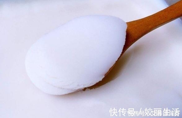 熬猪油最好别只放盐!加一点“它”猪油雪白,放一年不会坏