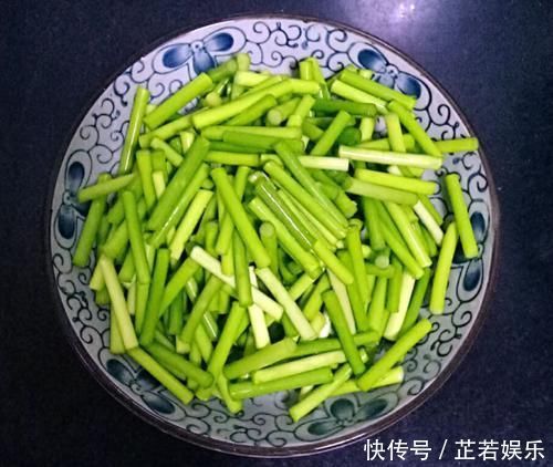 蒜薹加它称“泻药菜”，隔天炒一盘，净化血管，嘴巴不臭了，体重2位数