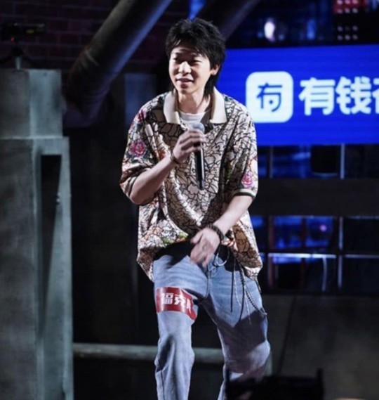 夺笋呐!在贾乃亮面前提《中国新说唱》,黄明昊不知道尴尬吗?