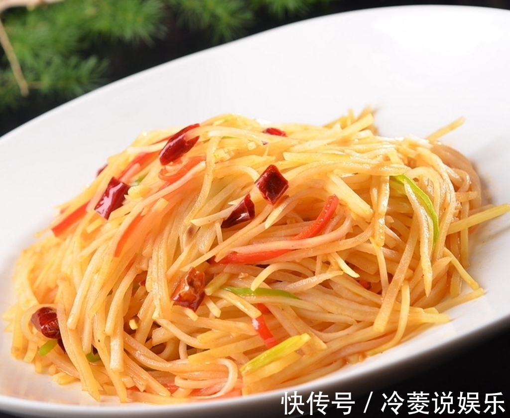 厨师说漏嘴炒土豆丝时，记住这3点，土豆不粘锅，又脆嫩又入味