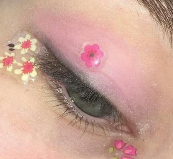 初中女生嫌“眼睛小”教你3招让眼睛“水灵灵”,校花见了都羡慕