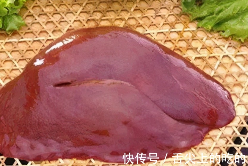 红线椒|把啤酒倒入猪肝中,这种做法真是太厉害了,出锅满屋飘香,真解馋