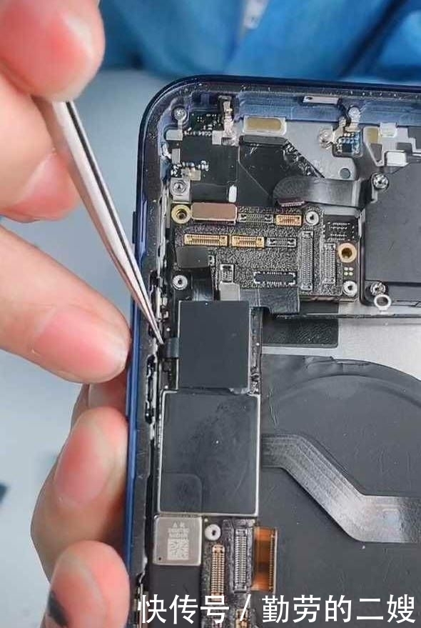 高通|iPhone12首个拆解视频流出,马达缩水严重,使用高通x55基带