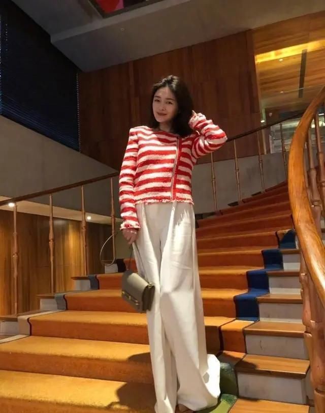 衬衫|大S瘦下来少女感绝了,穿荷叶边衬衫配百褶裙,麻花辫俏皮减龄