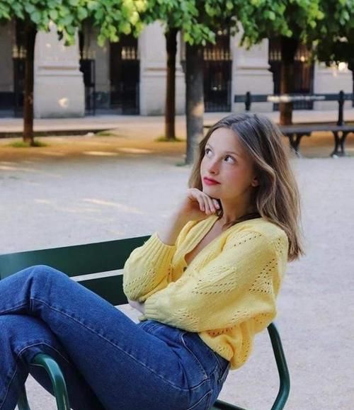 ?别只会穿黑白灰，学习刘雯的“彩色”穿搭技巧，好看又显高级