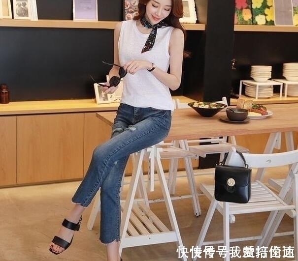 美女 身材紧致的牛仔裤美女,充满青春活力,气场十足!