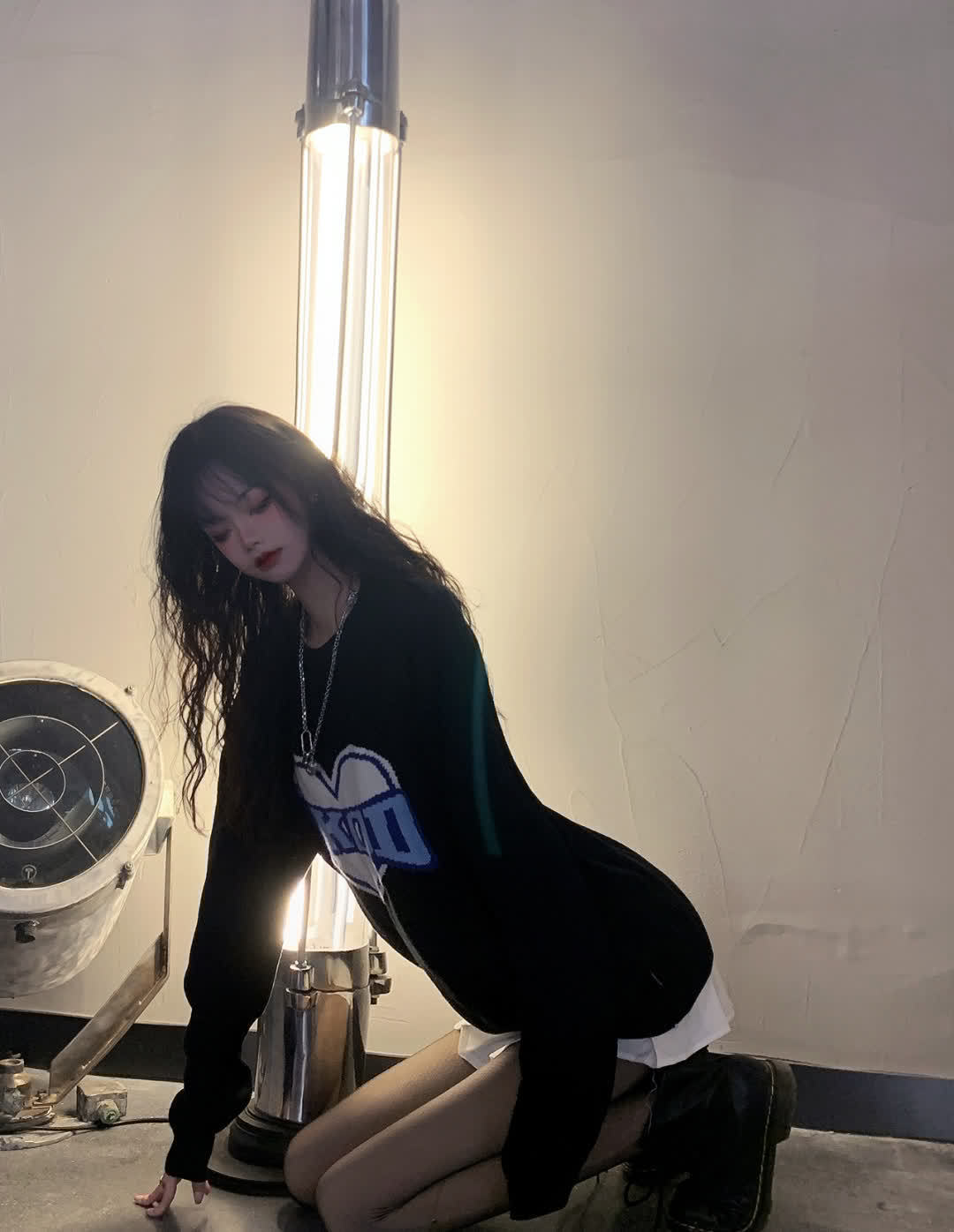 毛衣 婀娜多姿的小姐姐, 一件黑色宽松毛衣配超短裙, 性感又摩登