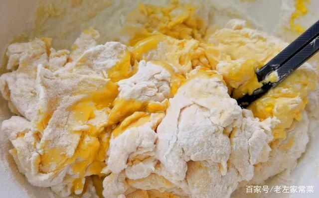 秋天的南瓜这样吃,加一碗大米,不蒸不煮,柔软多层,营养又解馋