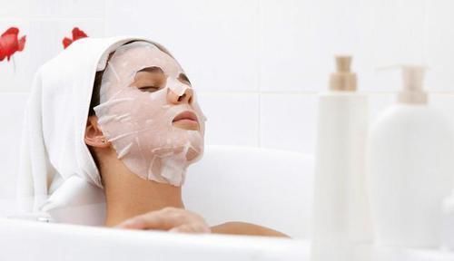 敷面膜时，那张塑料纸别扔了，很多女生都丢了，难怪皮肤越敷越干