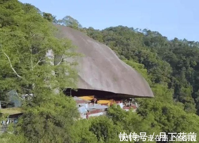 香火|我国一寺庙被压在一巨石之下：距今400年仍十分坚固，香火十分旺盛