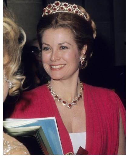 红宝石 索菲亚的红宝石首饰好美,不光格蕾丝有戴过,连赫本也有类似的