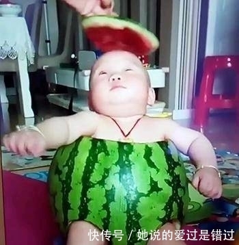 |搞笑图片幽默段子笑话：孩子你真幸福啊，穿着用西瓜做的衣服呢