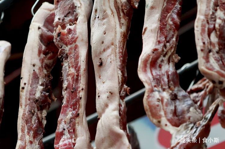 腌腊肉时，10斤猪肉放多少盐？记住5大技巧，口感鲜香，不霉不坏