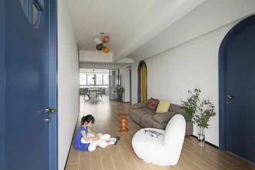 电视|她把客厅一分为二，家里多间房，再把电视请出家，生活简单又幸福