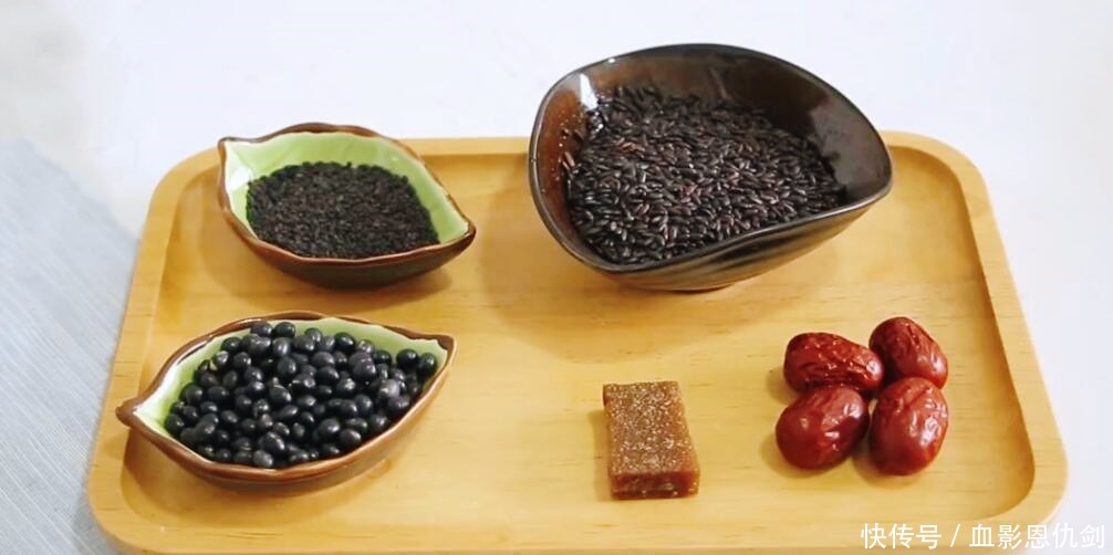 白发最怕这食材,隔天吃一回,头发乌黑亮丽,人人见了都夸漂亮!