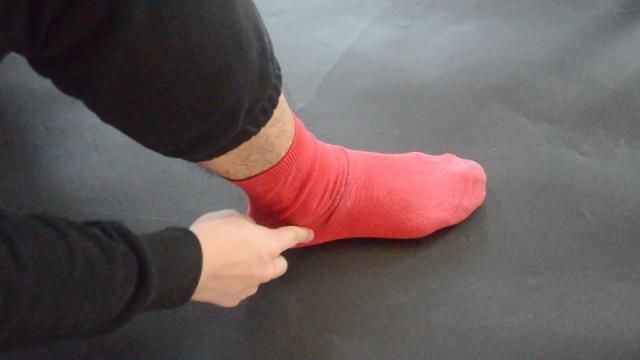 袜子破洞了不要扔，学会这个小技巧，旧袜子变得像新的，都学学吧