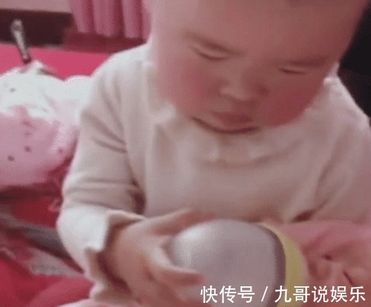 小小年纪|尿不湿界“混得最惨”宝宝喂奶火了,一声“唉”深藏了太多功与名