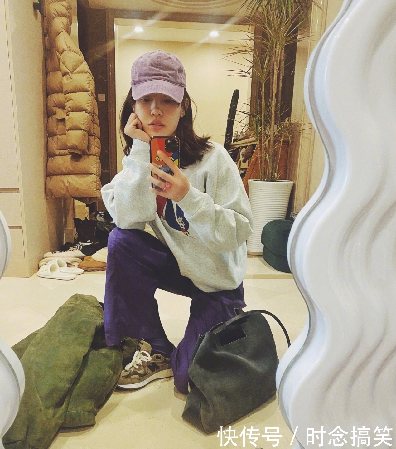 白百合示范早春穿搭！卫衣+休闲裤学着这样穿，时髦减龄又舒适