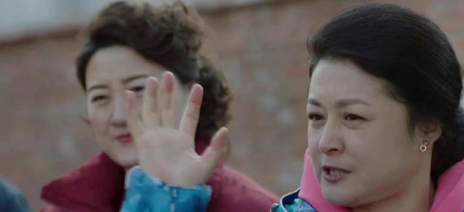 乡爱14开播谢大脚还在,和谢广坤侃大山,被片尾演员表的黑框破防