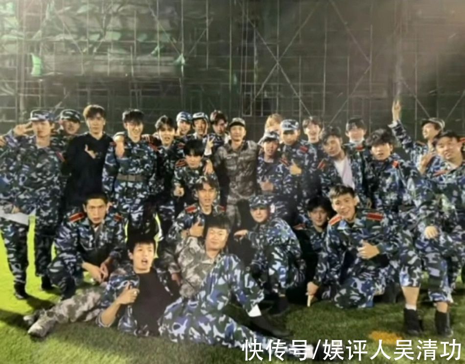 丁程鑫缺席快本錄制，張真源軍訓(xùn)照片曝光，他們的大學(xué)生活開始了