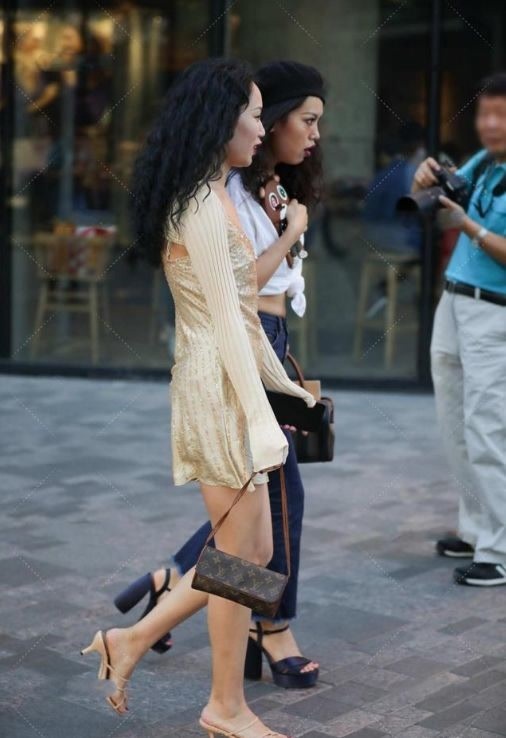 修身长裙 深灰色修身长裙,上身舒适,时尚大气