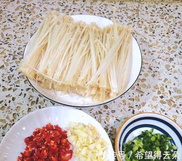 维生素b1|3块钱就能做的蚝油金针菇，香辣开胃，做法简单，10分钟就上桌！