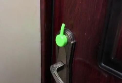 洗洁精的按压嘴不要扔,粘在门上这样用,解决了很多人的大问题