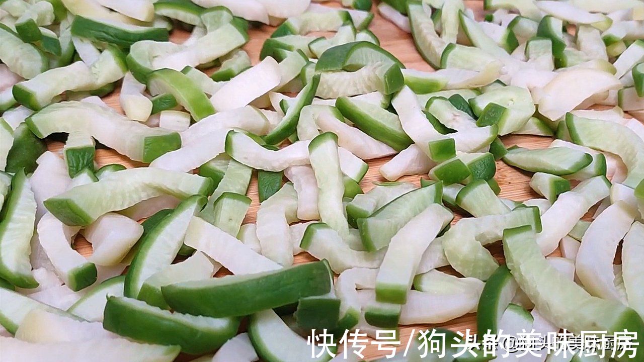 老爸教我的祖传腌萝卜配方，做法简单好储存，又香又脆，太好吃了