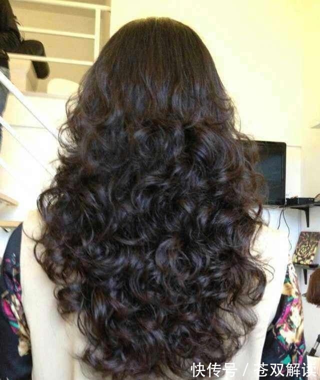 发型 40岁女人要避开四种发型,不仅显老还很土气,中长发比较适合