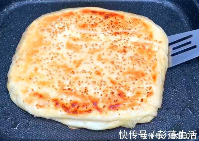 面食|烙饼时，有人烫面，有人抹油，其实都不对，教你正确做法，太香了
