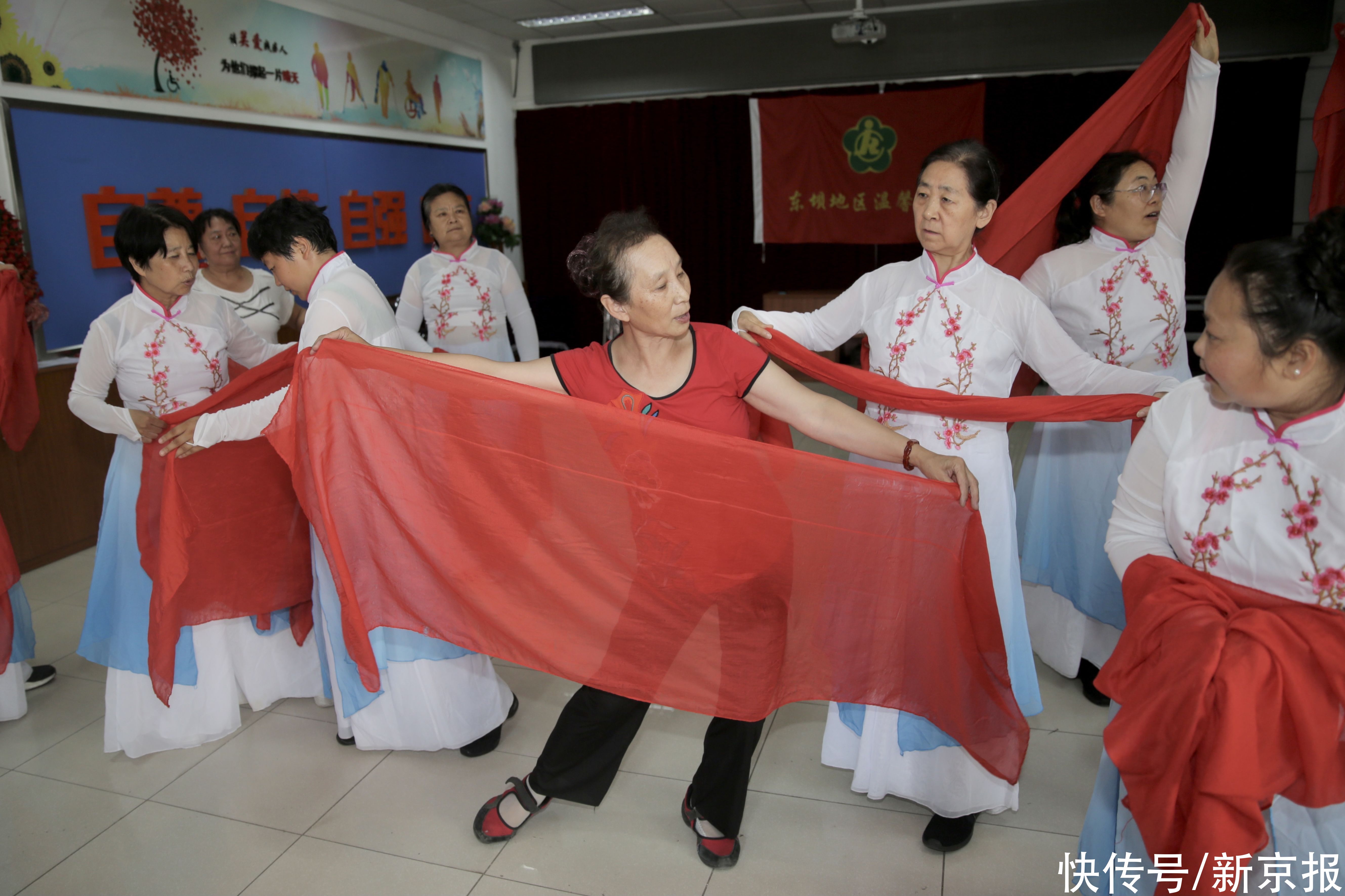 残疾人|教残疾人跳舞的“刘姥姥”：只要大家愿意学，我就愿意教